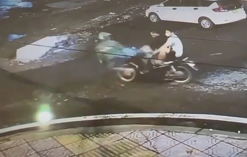 Nạn nhân phản kháng nhưng bất thành. Ảnh cắt từ clip Nạn nhân phản kháng nhưng bất thành. Ảnh cắt từ clip