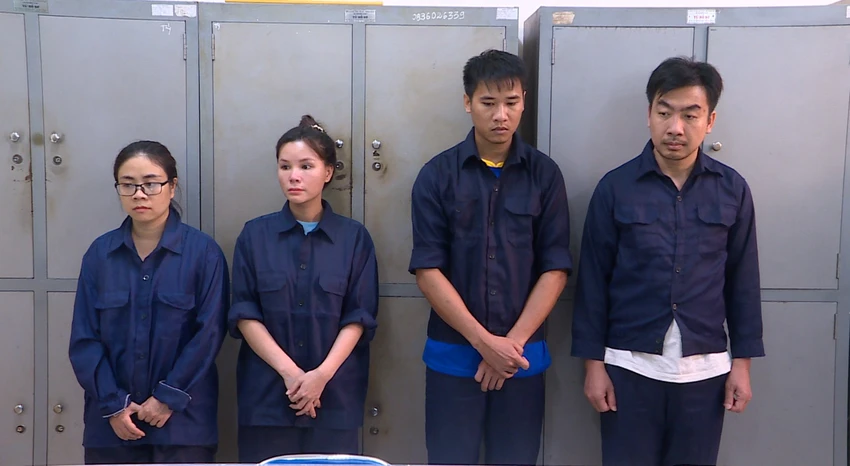 Công an cũng bắt bốn người công tác tại Đội thủ tục hàng hoá nhập khẩu - Chi cục Hải quan Chơn Thành, tỉnh Bình Phước về tội nhận hối lộ. Ảnh: CA Công an cũng bắt bốn người công tác tại Đội thủ tục hàng hoá nhập khẩu - Chi cục Hải quan Chơn Thành, tỉnh Bình Phước về tội nhận hối lộ. Ảnh: CA