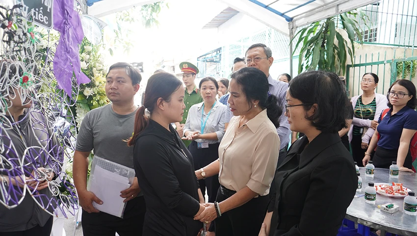 Phó Bí thư Thường trực Quận ủy quận Nguyễn Thị Thu Hoài (áo trắng) chia sẻ nỗi đau, mất mát với gia đình nạn nhân. Ảnh: NT Phó Bí thư Thường trực Quận ủy quận Nguyễn Thị Thu Hoài (áo trắng) chia sẻ nỗi đau, mất mát với gia đình nạn nhân. Ảnh: NT