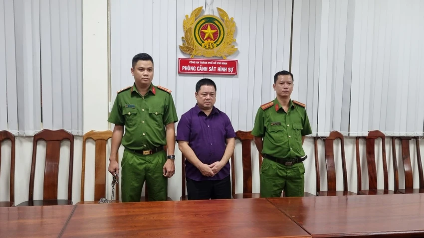 Công an bắt ông Chung để điều tra về tội lừa đảo chiếm đoạt tài sản. Ảnh: CA
