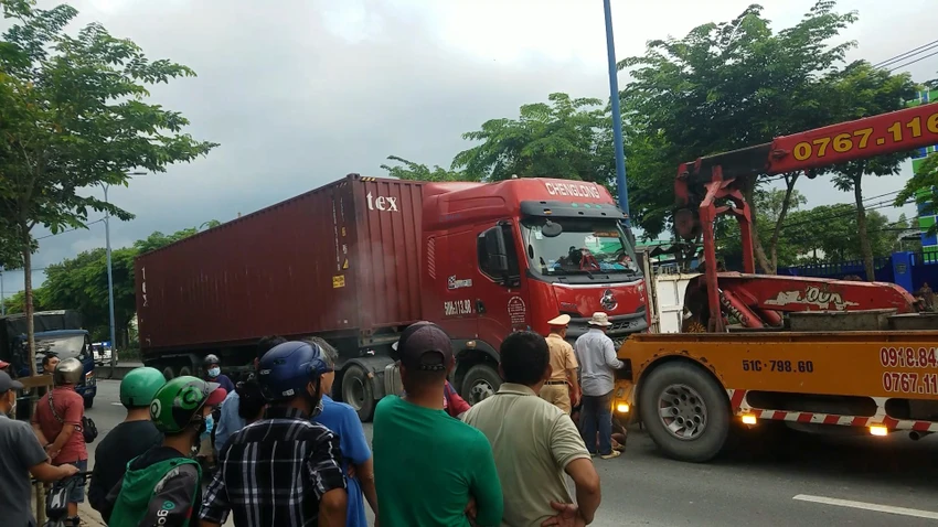 dat-bo-xe-dap-bang-qua-duong-bi-container-cuon-vao-gam-2.jpg