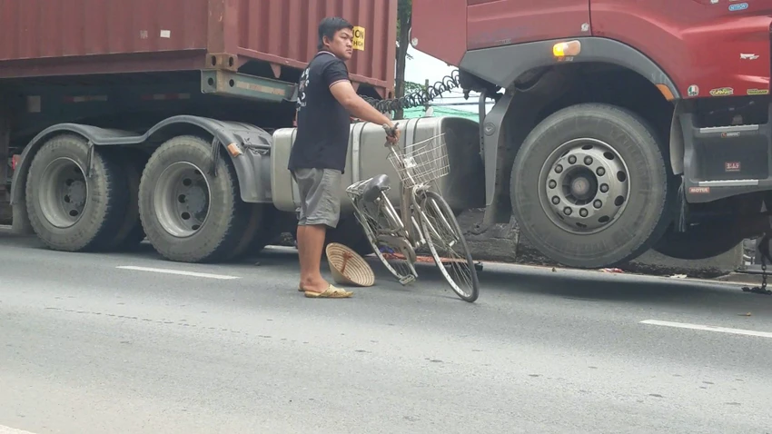 dat-bo-xe-dap-bang-qua-duong-bi-container-cuon-vao-gam.jpg