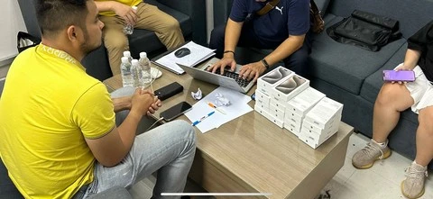 buon-lau-22-iphone-15-promax-tu-singapore-ve-viet-nam.jpg