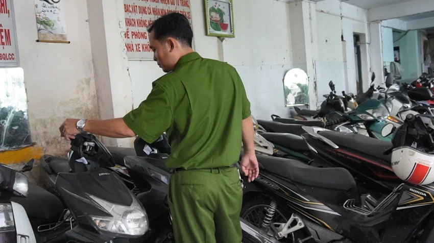 cong-an-tam-giu-hang-tram-xe-may-tiem-cam-do.jpg