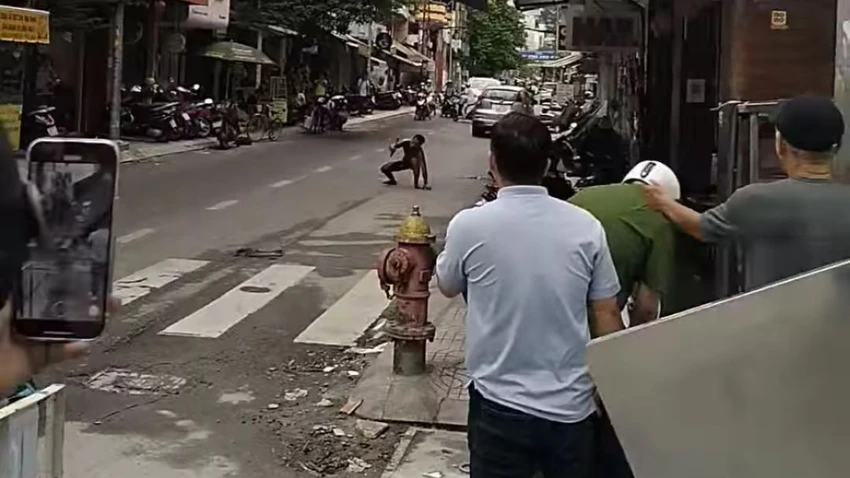 6 ngườ bị thương trong vụ thanh niên nghi ngáo đá chém loạn xạ ở chợ Bàn Cờ