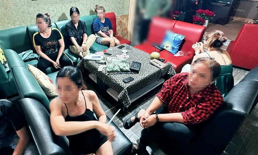 soi-bac-nup-bong-phong-tra-vo-chung-do-de-mua-com-nuoc-2.jpg
