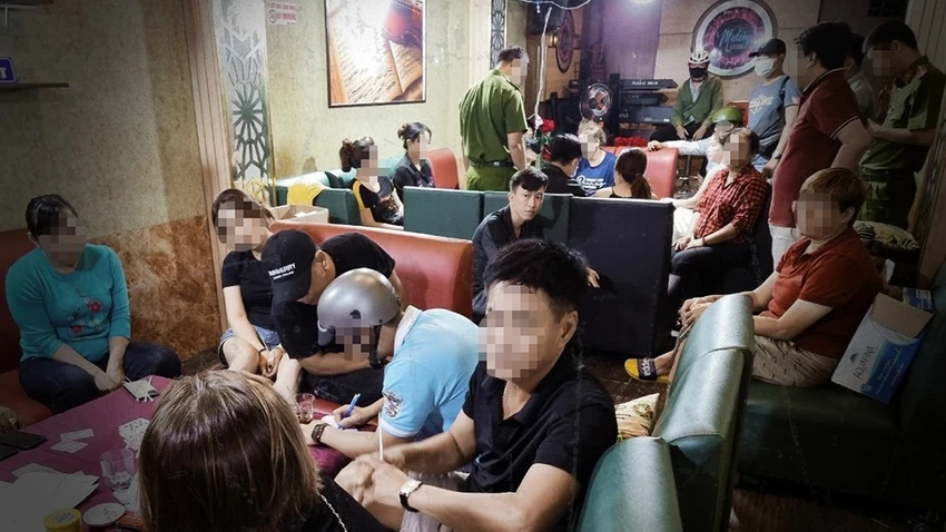 soi-bac-nup-bong-phong-tra-vo-chung-do-de-mua-com-nuoc-5.jpg