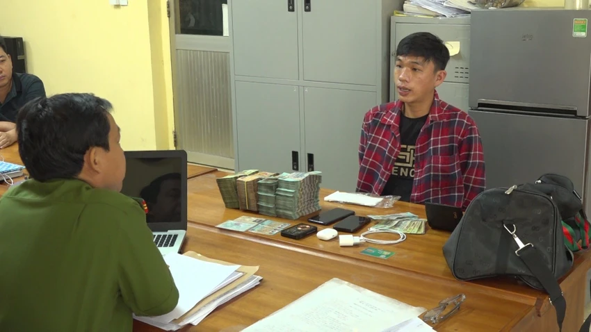 nhom-cuop-ngan-hang-tham-gia-nhom-vo-no-muon-lam-lieu-de-ban-tinh-5.jpg