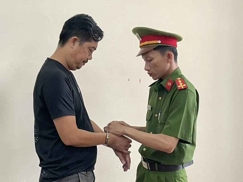 nhom-buon-lau-hang-chuc-ngan-iphone-tri-gia-300-ti-tu-campuchia-ve-viet-nam-2.jpg