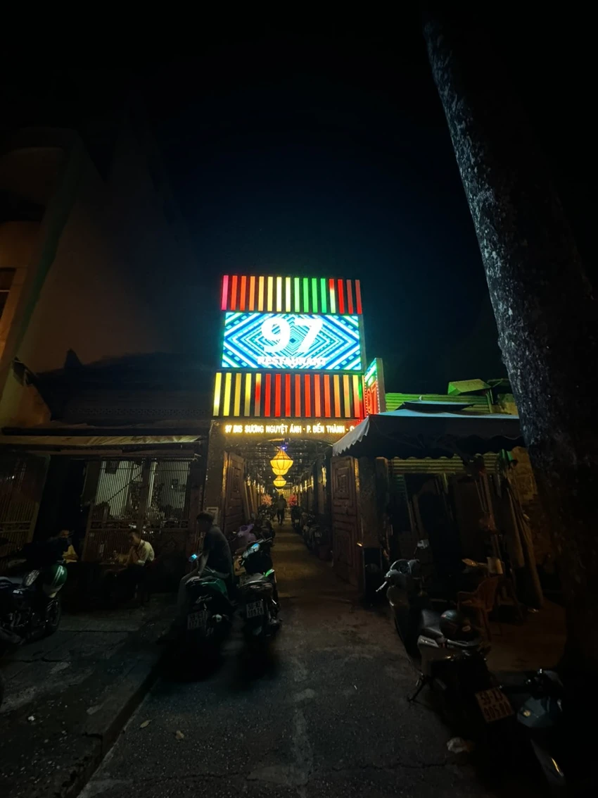 tiếp viên