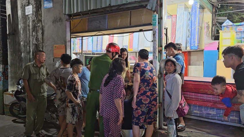 Bé gái sơ sinh trong túi xách bị bỏ rơi bên đường ở Bình Tân