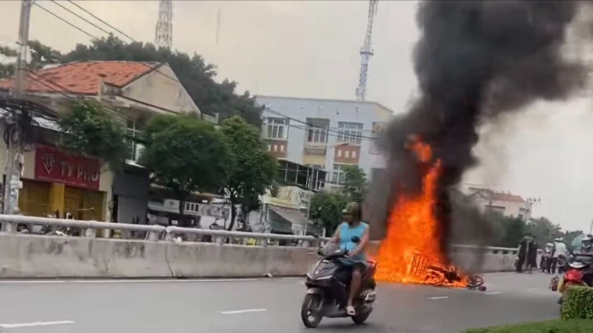 Va chạm, 2 xe máy bốc cháy trên cầu vượt Quang Trung