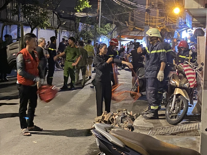 Cảnh sát nhiều giờ cứu người mắc kẹt giữa 2 bức tường đường Xóm Chiếu