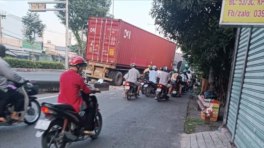 container-tong-hon-nam-met-dai-phan-cach-lao-qua-lan-xe-may-tren-quoc-lo-22-2.jpg