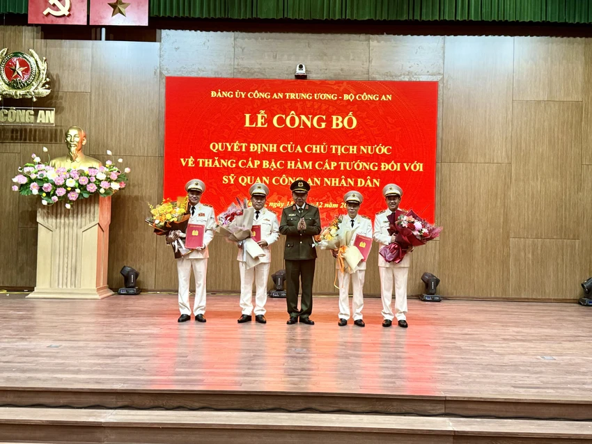 thang-bac-ham-len-thieu-tuong-voi-pho-giam-doc-cong-an-tp-hcm-mai-hoang.jpg