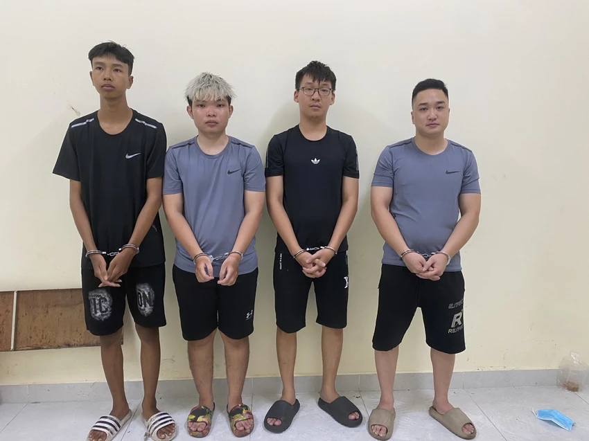 Bắt 2 thanh niên dùng ớt bôi lên mắt xe ôm để cướp ở quận 4