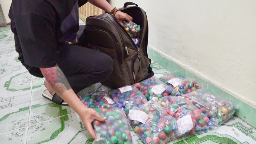 2 thanh niên mang pháo đi bán thì gặp công an