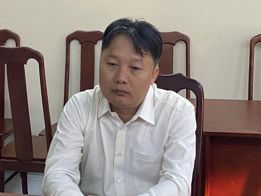 1 cán bộ Cục Hải quan TP.HCM móc nối với cựu công an buôn lậu bị bắt