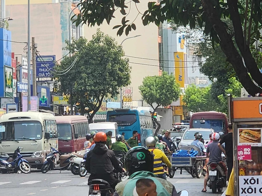 Hàng trăm cảnh sát vũ trang ập vào kiểm tra quán bar ở quận Tân Phú