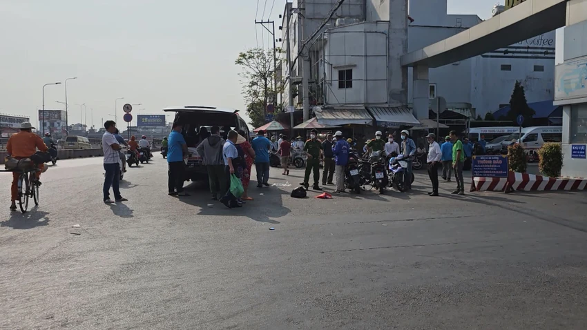 Người đàn ông gục chết bất thường ở cổng bến xe An Sương
