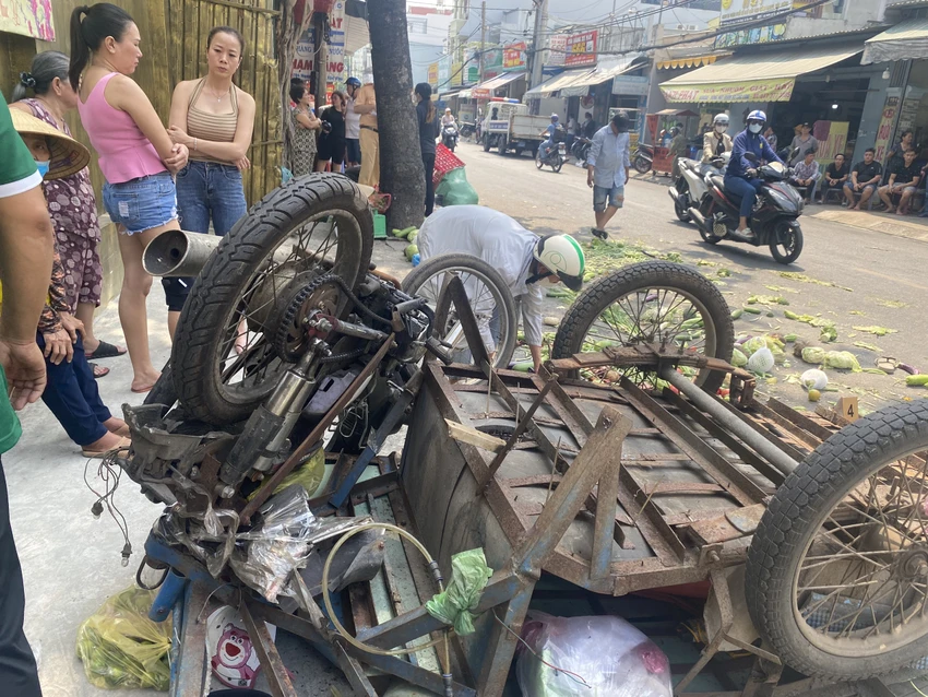 Xe bán tải tông xe ba gác chở rau củ gây tai nạn liên hoàn ở Tân Phú