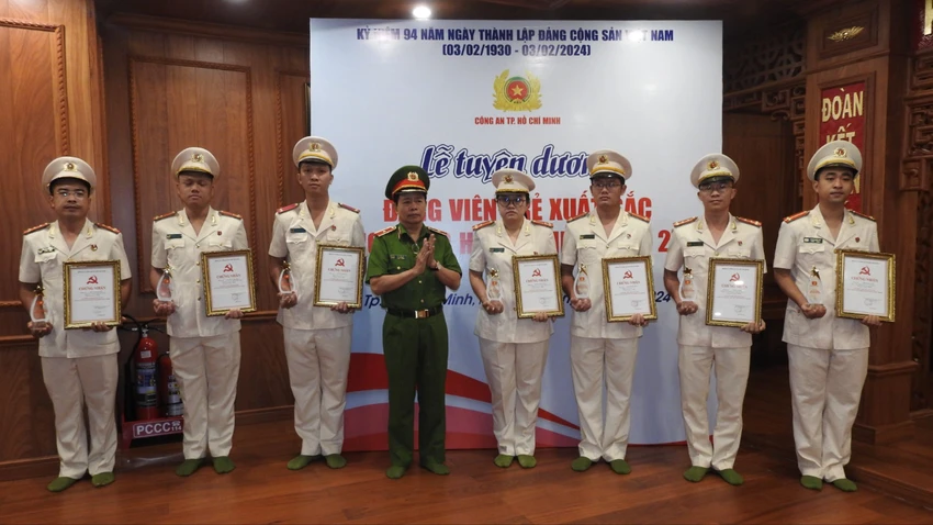 31-dang-vien-tre-thuoc-cong-an-tp-hcm-duoc-tuyen-duong.jpg