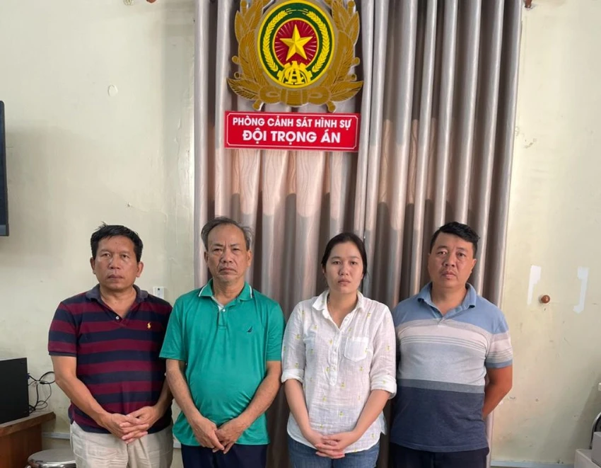 Nhóm cho vay lãi nặng làm hợp đồng giả cách để ‘chiếm nhà’ hàng chục tỉ của con nợ
