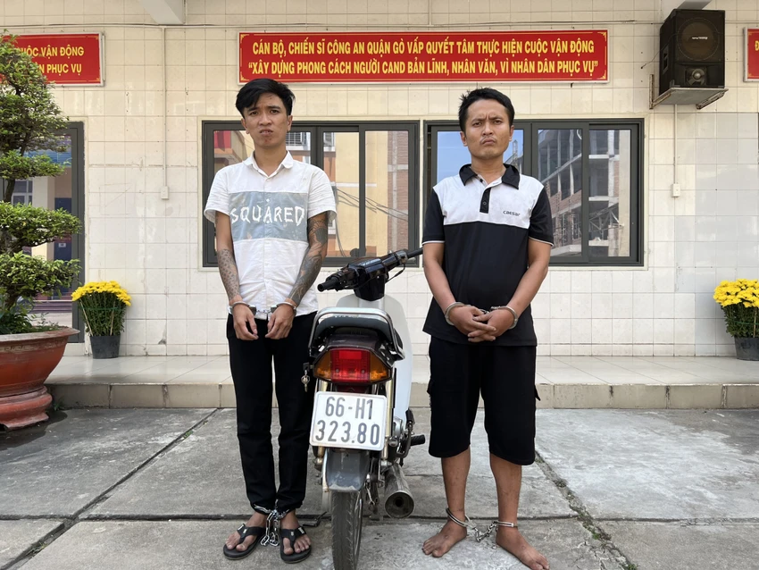 Nam du khách cầm điện thoại chụp ảnh bị cướp giật vào mùng 4 Tết