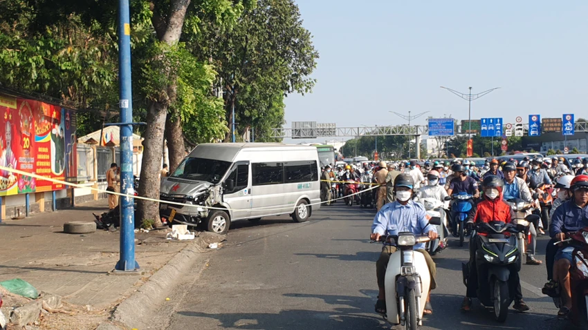 xe-16-cho-tong-lien-hoan-nghi-do-tai-xe-dot-quy-duong-truong-chinh-ket-cung-4.jpg