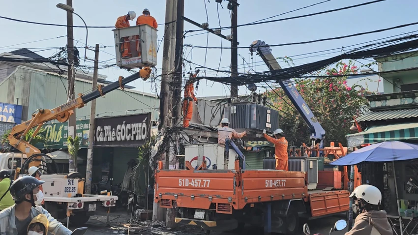 Cháy máy biến áp ở Bình Tân, hàng trăm hộ dân mất điện
