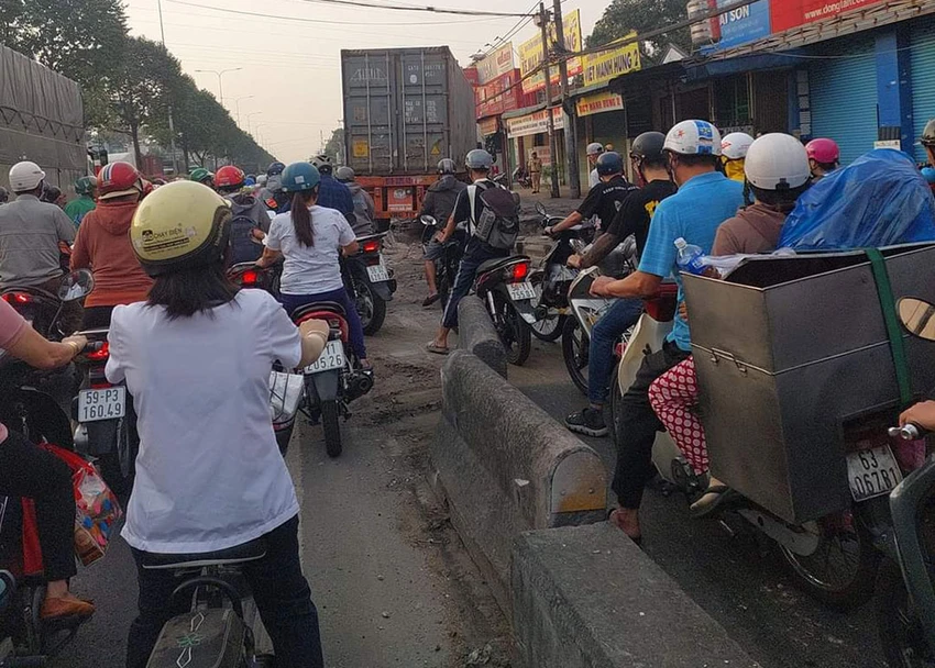 Container tông dải phân cách bê tông văng trúng 2 xe máy ở ngã tư Trung Chánh
