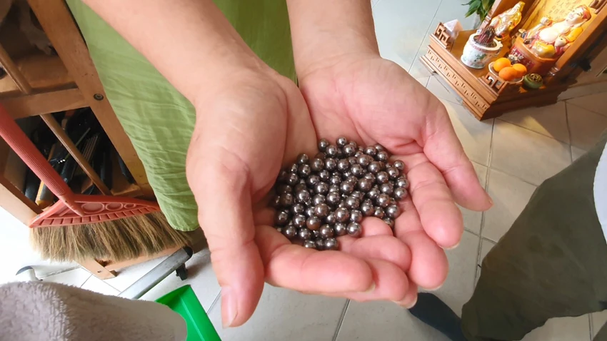 Công an làm việc với hơn 20 gia đình để tìm thủ phạm vụ bắn bi sắt gần Tân Sơn Nhất
