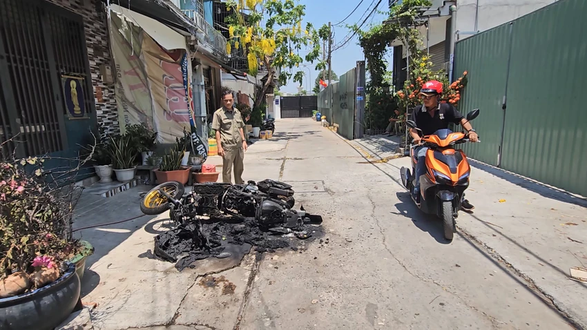 Sau to tiếng, người đàn ông đốt xe máy ở Bình Tân