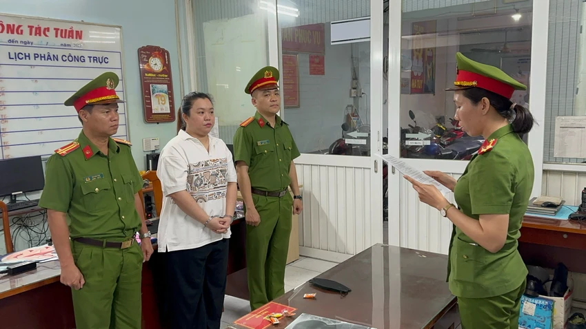 Lừa du học Mỹ, chiếm đoạt hơn 4,5 tỉ và 153 ngàn USD