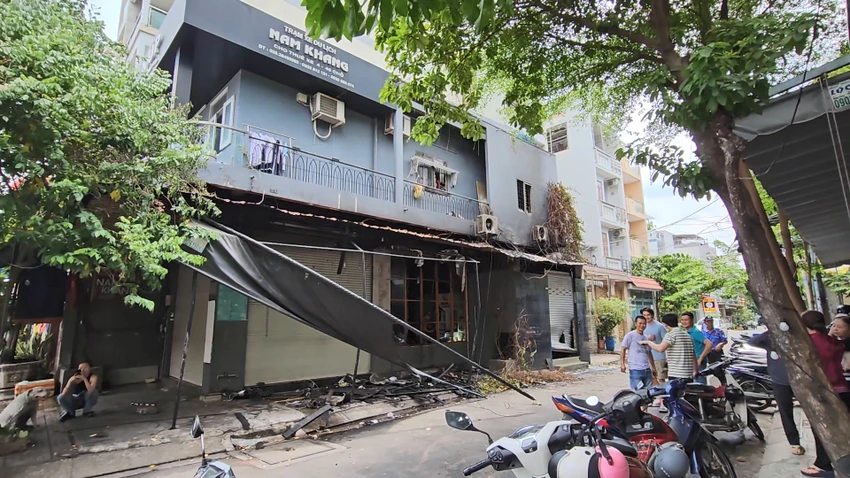 Khoảng 20 người ở Tân Phú đẩy xe ô tô tránh khỏi đám cháy nhà
