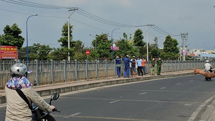 Thi thể người đàn ông mặc áo có chữ ‘no guts no glory’ trôi trên Kênh Nước Đen