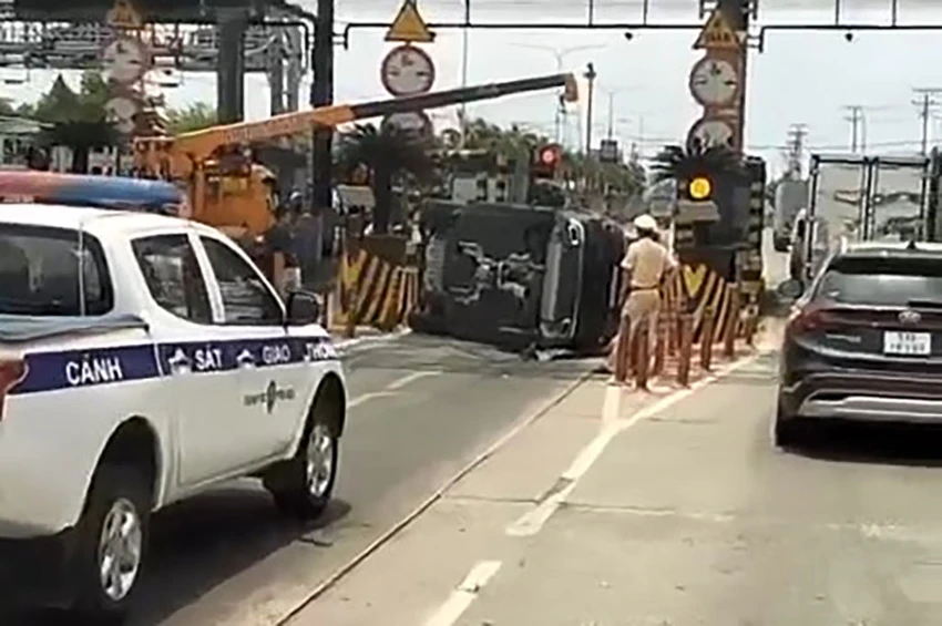 Đóng 1 làn trạm thu phí An Sương An Lạc vì Mercedes tông ụ bê tông