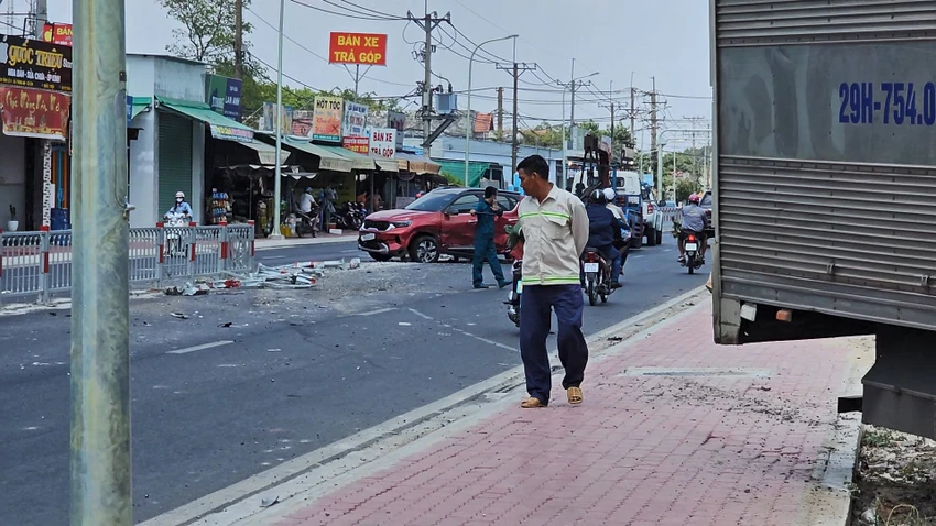 Xe tải nổ lốp tông ô tô xoay vòng trên Tỉnh lộ 8, 2 mẹ con thoát nạn