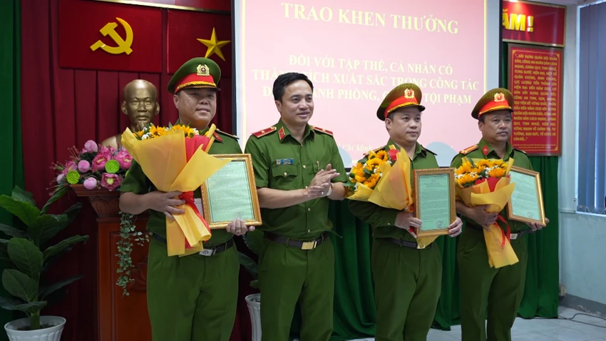 Thiếu tướng Mai Hoàng trao thư khen cho nhiều đơn vị phá 2 vụ án xuất sắc