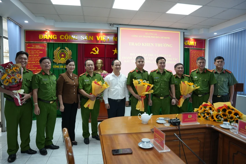 Thiếu tướng Mai Hoàng trao thư khen cho nhiều đơn vị phá 2 vụ án xuất sắc