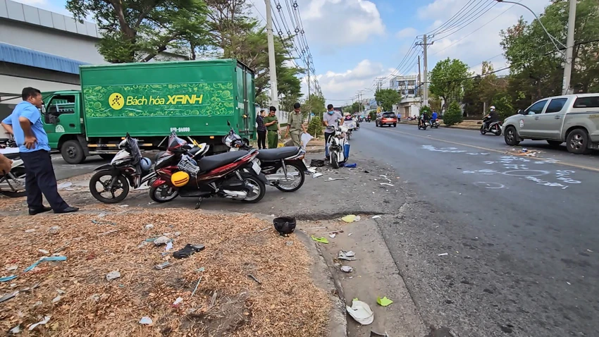 Va chạm với xe tải có chữ ‘bách hóa xanh’ 1 người trọng thương