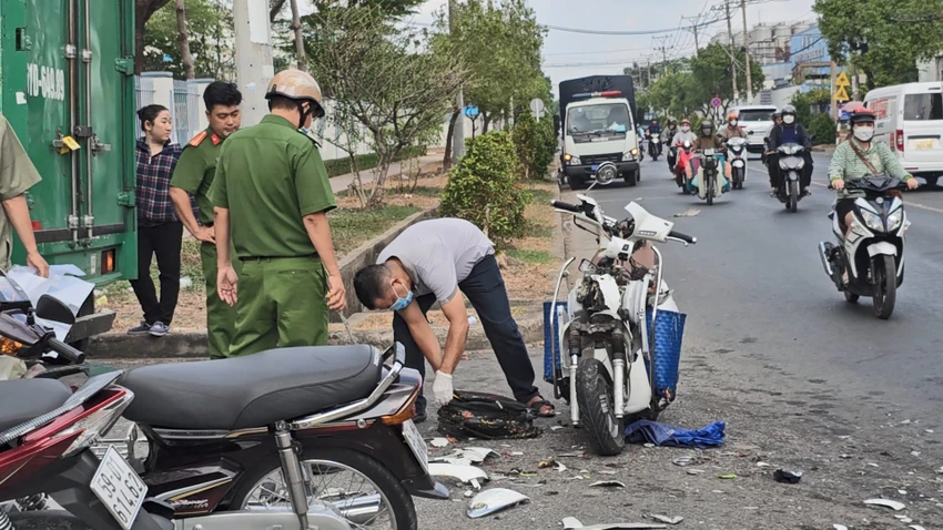 Va chạm với xe tải có chữ ‘bách hóa xanh’ 1 người trọng thương