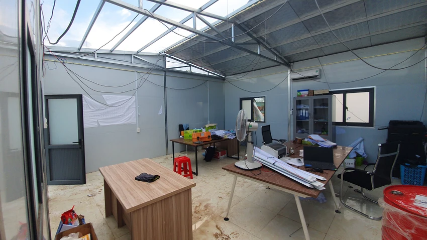 Lốc tốc mái nhà, cây đổ, các công nhân dự án đường Vành Đai 3 phải nấp vào gầm bàn