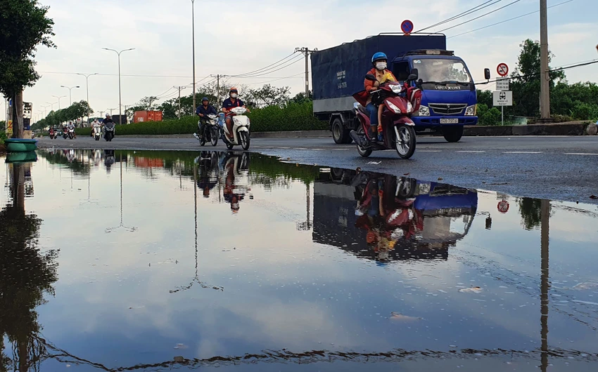 mua-loc-toc-mai-nha-cay-do-cac-cong-nhan-du-an-duong-vanh-dai-3-phai-nap-gam-ban-9.jpg