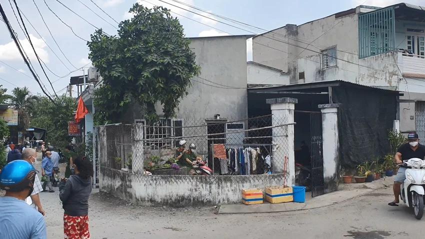 Người đàn ông chết ở căn nhà khóa trái, gần đó là người phụ nữ bị tai biến