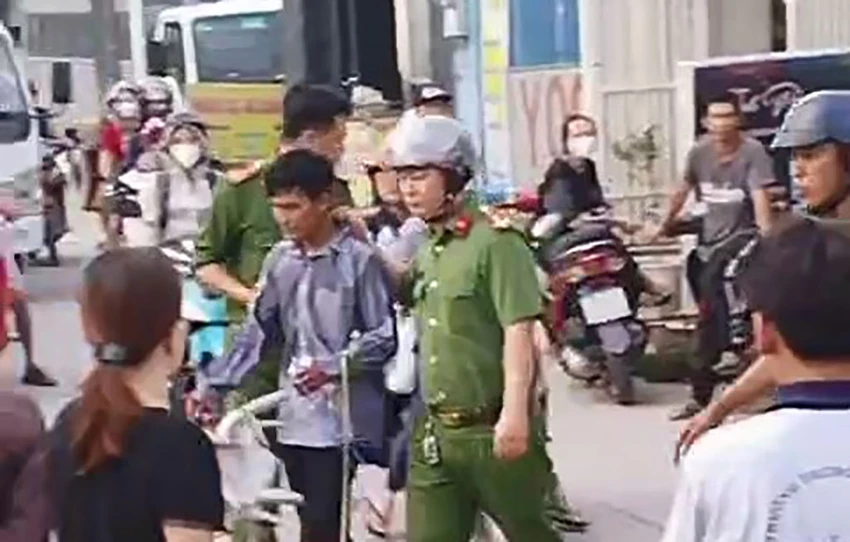 Vừa rời chỗ làm, người phụ nữ bị tấn công bằng dao rọc giấy ở Bình Chánh