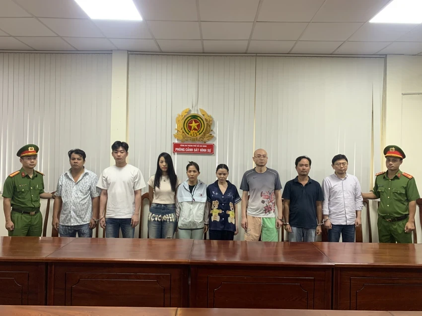 Công an TP.HCM tìm 1 người Hàn Quốc trong đường dây điều các cô gái chiều khách ‘tới bến’