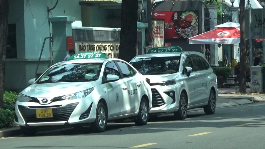 Từ vụ taxi dù tráo tiền: Tài xế muốn vào HTX vận tải rất dễ