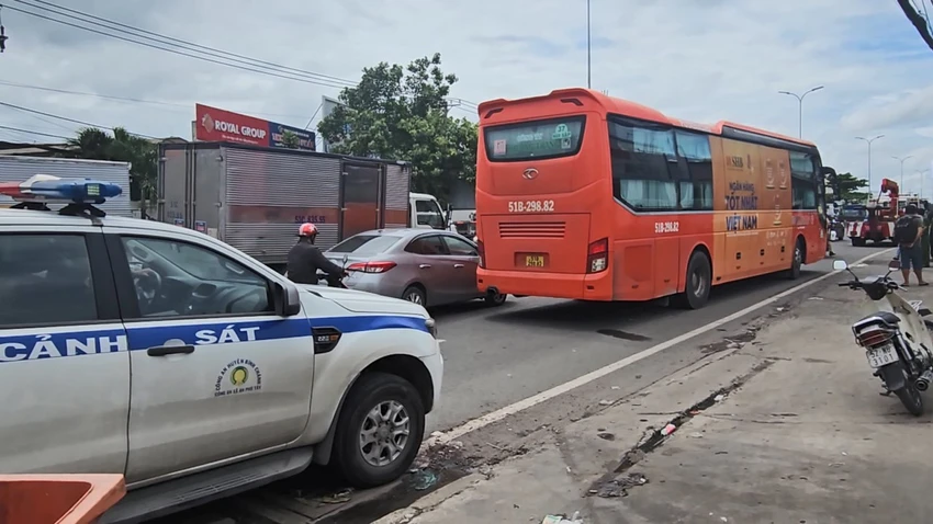 Nghi tránh xe đạp chở đồ, người đàn ông bị xe khách cán tử vong