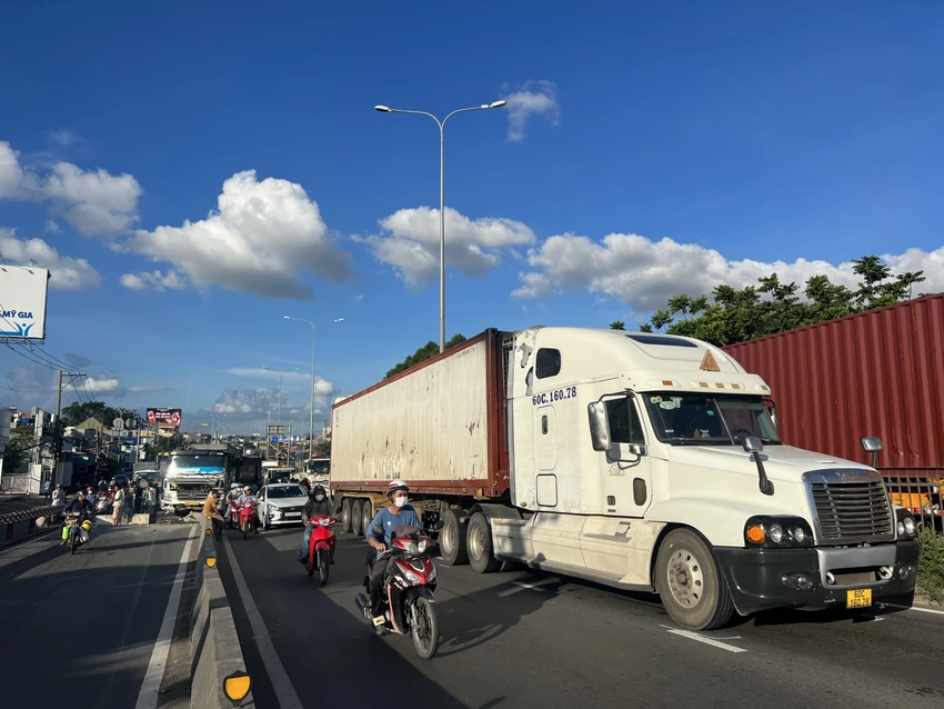 3 ô tô tông liên hoàn ở dốc cầu Bình Phước 1, giao thông ùn ứ
